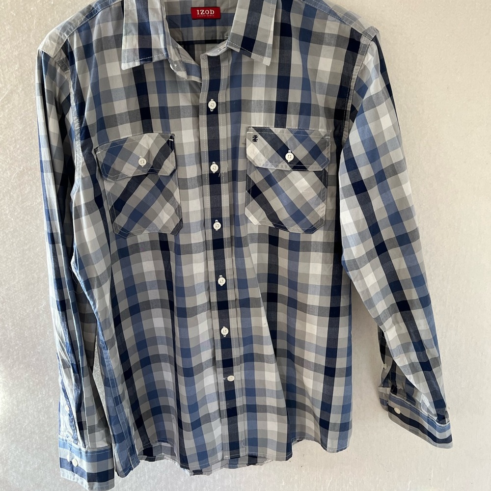Izod slim fit casual plaid shirt with pockets. Sz M